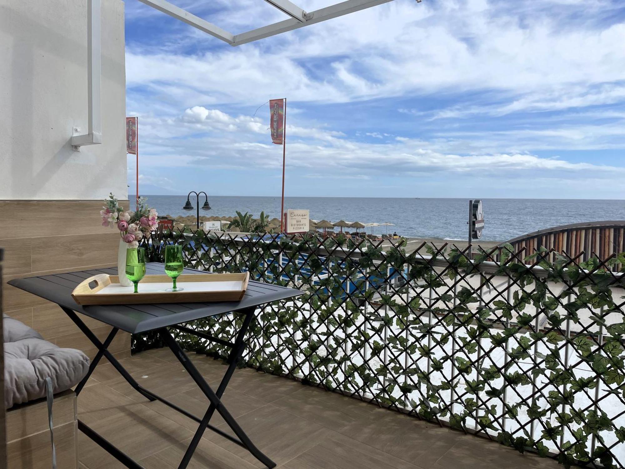 Apartamento Calma Carihuela Beach - 10 Metros De La Playa Torremolinos Exteriör bild